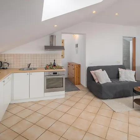 Gorgeous In With Kitchen Apartment *